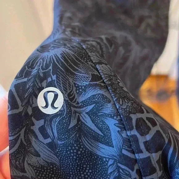 Lululemon Run On Tight (25")-Sz 6 - Picture 5 of 6